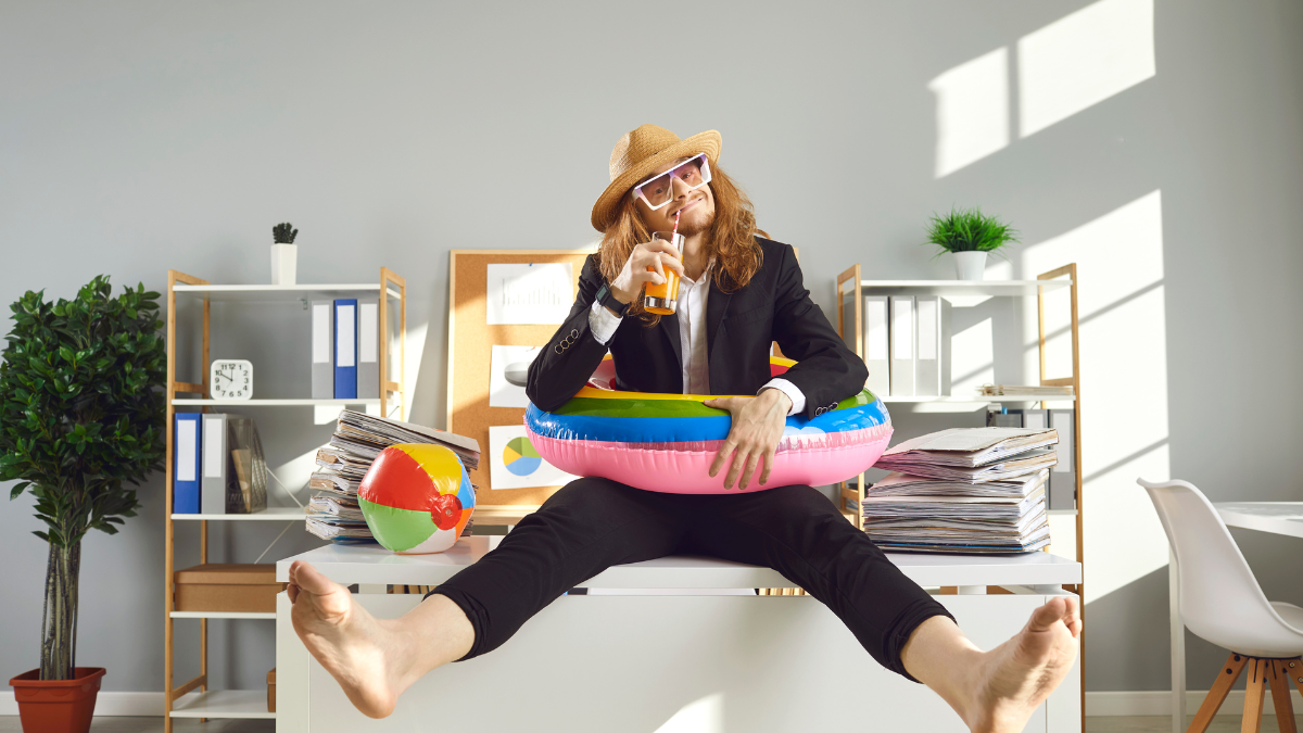 Send dine medarbejdere glade på ferie 5 ledertips til at styrke arbejdsglæden. Det handler om ferie og ledelse Photo studioroman for Canva Pro